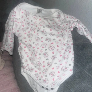 Baby body stl 62 4-6mån - Baby body 