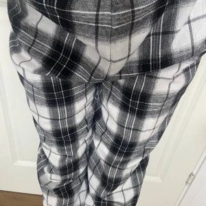Svarta och vita rutiga pyjamas/mjukis  byxor - Lösa, oversized pyjamas byxor som passar både män och kvinnor, använda cirka 5-7 gånger 
