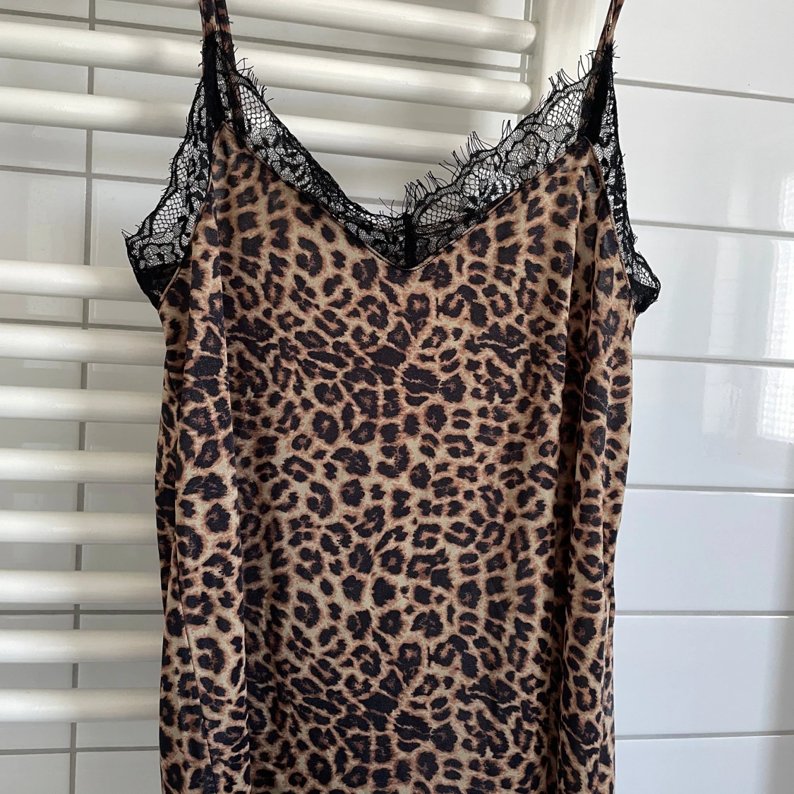 Leopardmönstrad linnetopp med spets - 1