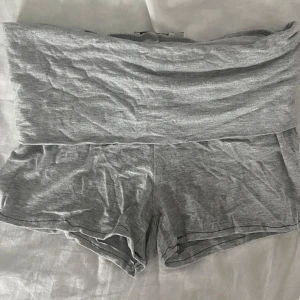 Grå low Waits yoga shorts - Super sköna yoga shorts, leggings som sytts om till shorts, perfekta för varma dagar eller mys plagg hemma. Använda cirka 10 gånger 