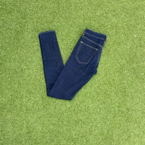 Mörkblå Tiger of Sweden - Snygga mörkblå skinny jeans från Tiger of Sweden. Priset är i te hugget i sten och kan diskuteras. Hör gärna av dig gällande frågor!