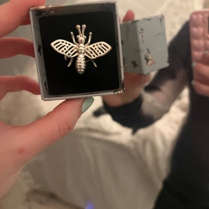 IOAKU - IOAKU Insect ring! Nypris:599kr Säljer min fina ring från IOAKU, jätte bra skick förutom att den tappat lite färg (se bild 2) på undersidan, där av priset ❣️❣️