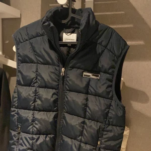 Lindbergh väst - Väst från lindbergh. Nypris 1699kr. Mycket bra skick och inte används senaste året därför säljs den. Perfekt nu mot hösten. Passar nog även xs efter man spänt den i midjan. Skriv för fler frågor…