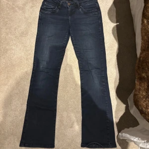 Mörkblå bootcut jeans från LTB - Snygga mörkblå jeans från LTB i modellen Valerie. Storlek 26/30 men har förminskat midjan genom en extra knapp