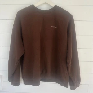 Brun sweatshirt från H&M Divided XS - Mysig brun sweatshirt från H&M Divided i storlek XS. Enkel design med liten vit text 'easy soul' på bröstet. Tröjan har rund halsringning och långa ärmar, perfekt för chill dagar. Tillverkad i mjuk bomullsmix för skön känsla.