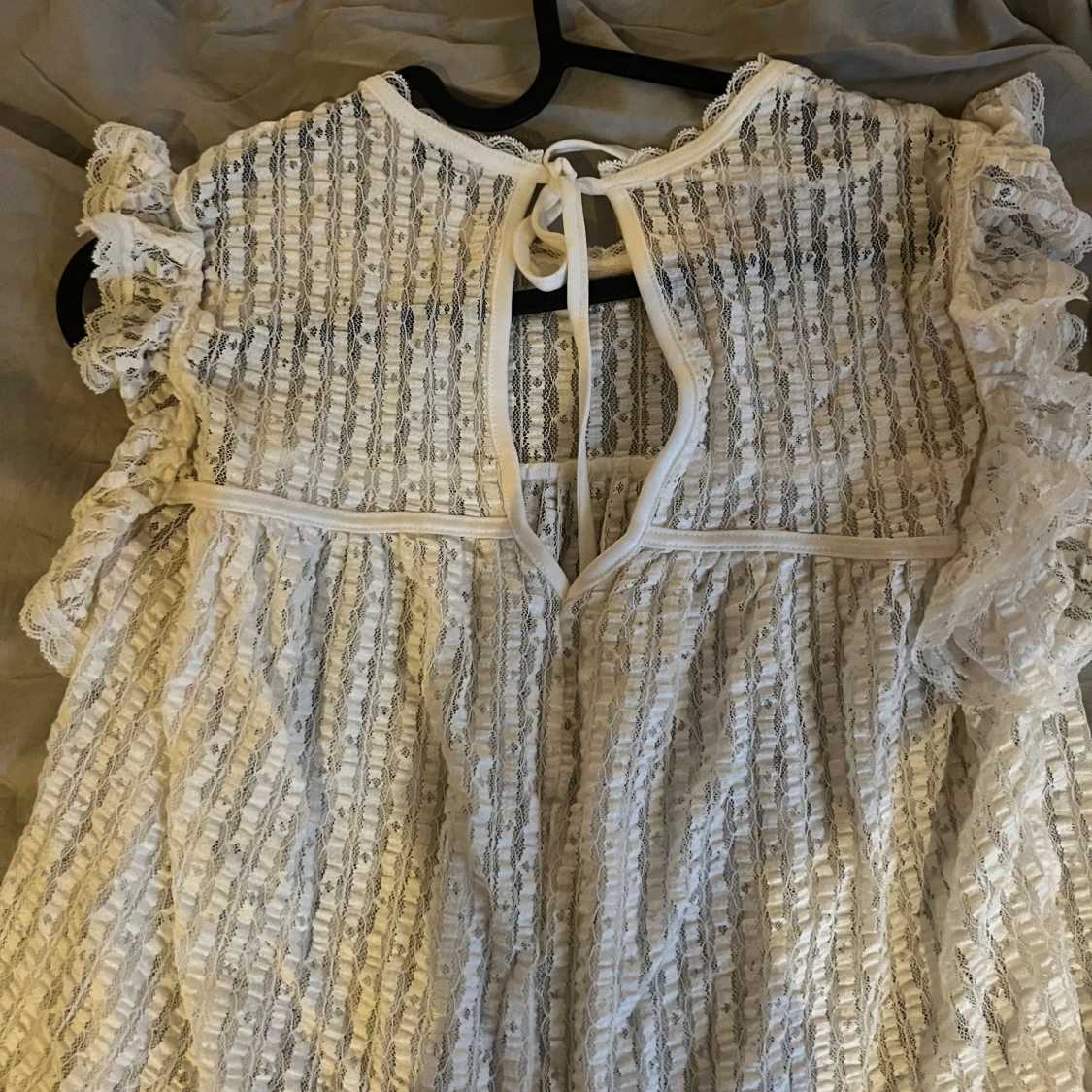 Vit spetsblus med volangärmar - 3