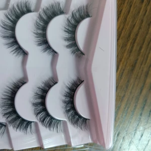 Svarta volymfransar  - Säljer svarta lösögonfransar med mycket volym och fluffig finish. Fransarna har en böjd form och ger en dramatisk look, perfekta för att framhäva ögonen. Kommer i en rosa plastförpackning.