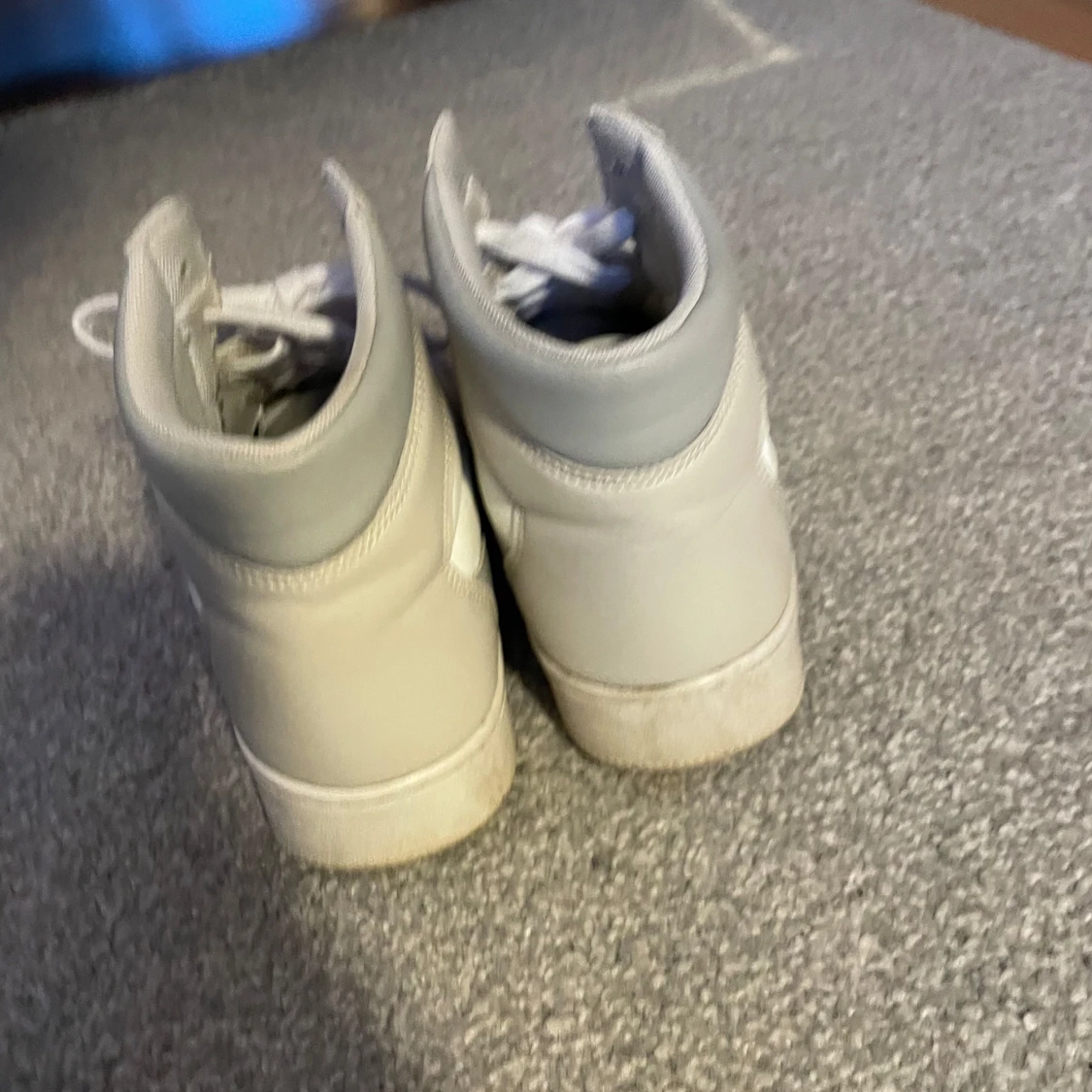 Vita high top sneakers med snörning - 3