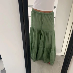 Grön Zara långkjol  - (Inte min bild på första sliden men kjolen är identisk till bilden) En jätte fin och somrig långkjol från Zara. Storlek xs och nypris 350kr💞 