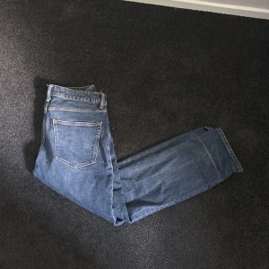Blå jeans Straight Regular fit från H&M - Säljer ett par klassiska blå jeans från H&M i modellen Straight Regular fit. Jeansen har fem fickor, raka ben och normal passform. Perfekta för dig som gillar en tidlös stil och enkel design.