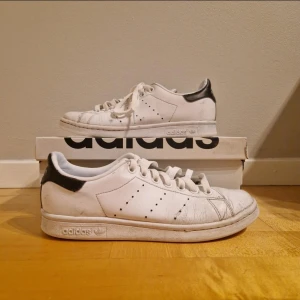 Adidas Stan Smith skor - 📊 Färg: Vit & Svart  📏 Storlek: 39  ♻️ Vintage Adidas Stan Smith vita sneakers med svarta detaljer i bra skick. Inga hål, fläckar eller defekter!☺️ 