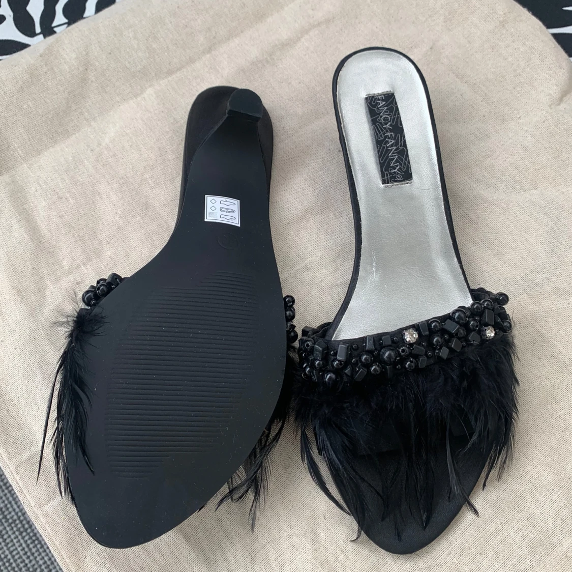 Svarta kitten heels med pärlor & fjädrar - 3