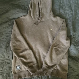 Brun hoodie från Morris - Säljer en brun hoodie från Morris med broderad logga på bröstet och luva med snören, nyskick o säljer då den ej passade❤️