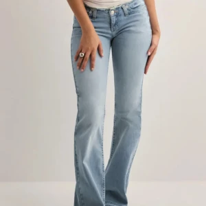 Nelly lågmidjade ljusblå jeans  - Perfekta lågmidjade ljusblå jeans ifrån Nelly som knappt använts! Fina och långa byxor som passar mig som är 1,78 i längden. Säljer pga att dom tyvärr inte kommer till användning! 