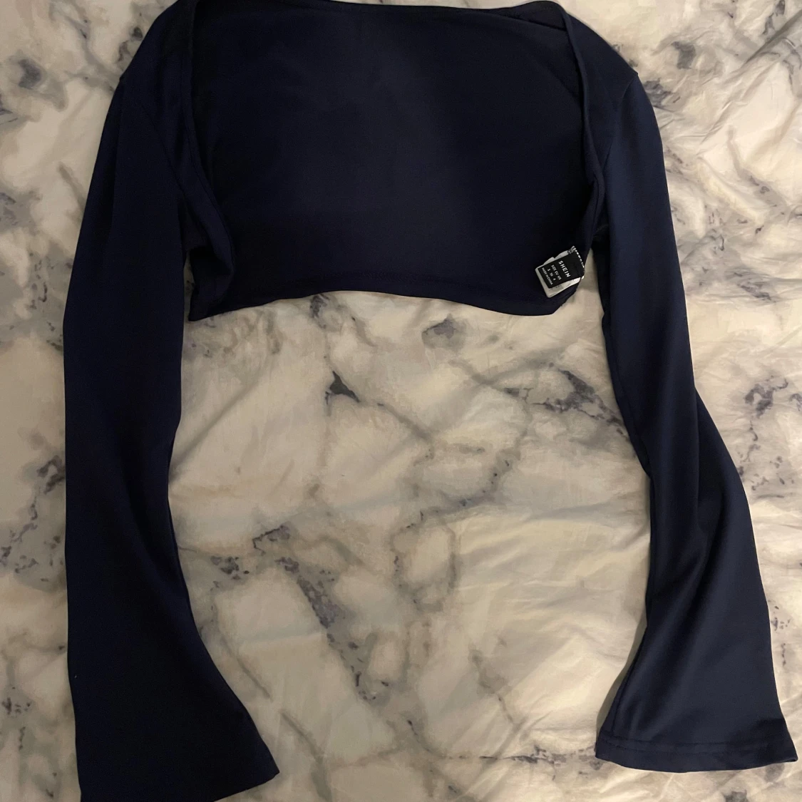 Mörkblå bolerotopp från PrettyLittleThing