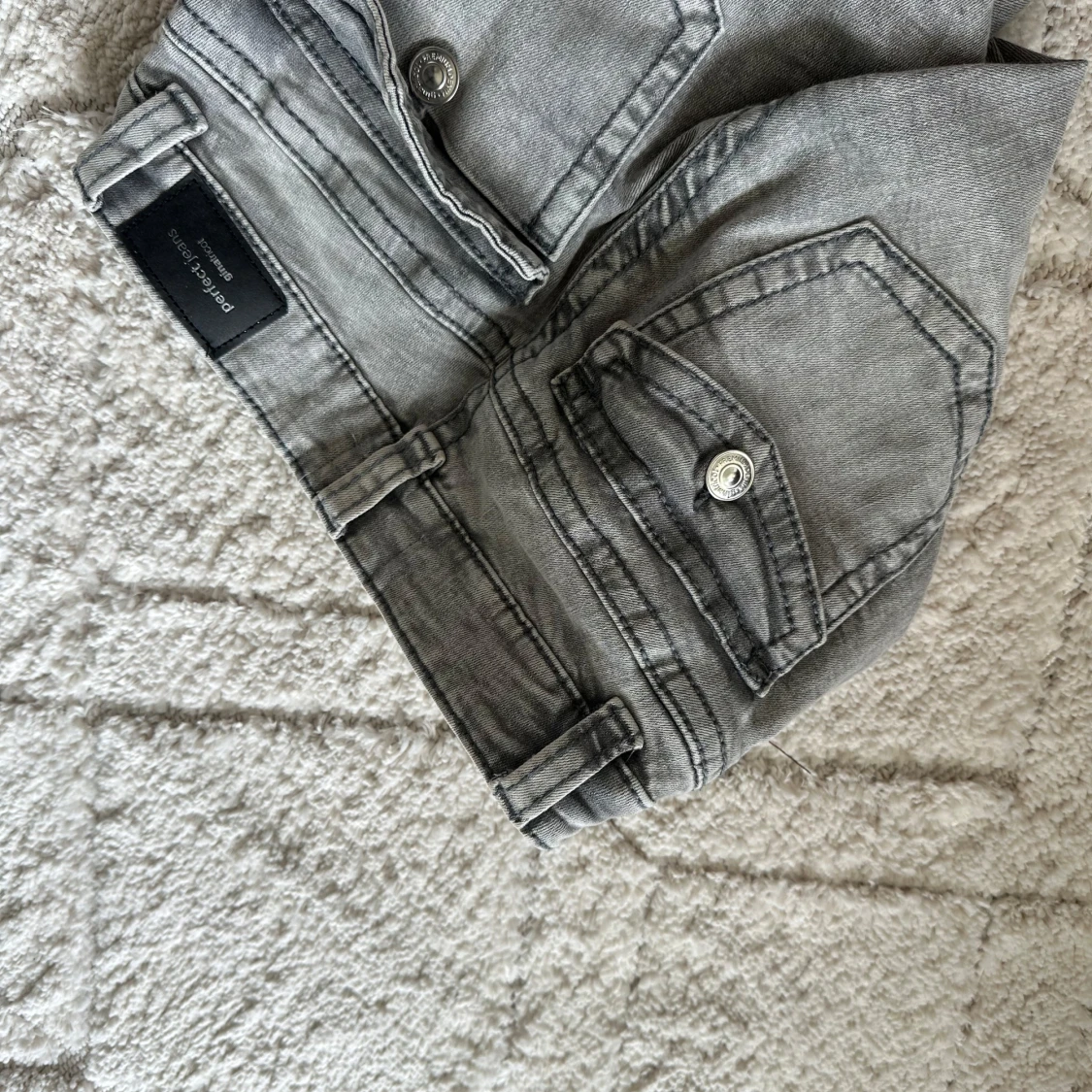 Grå bootcut jeans från Gina  - 2