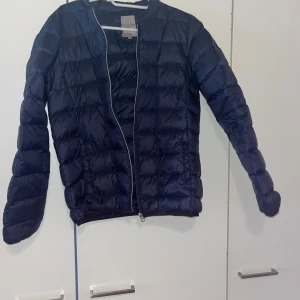 Kevyt toppatakki - Ihana tummansininen kevyttoppatakki. Jonkun verran käytetty, mutta edelleen hyvässä kunnossa. Ainut moite mitä olen huomannut on hihan sauman pieni repeämä. Helppo ommella takaisin kiinni osaavalle. Koko M. Ei huppua. Sivuilla taskut. Kissatalous MMM Mikäli hinta ei miellytä tarjoa rohkeasti Katsothan myös muut ilmoitukseni 