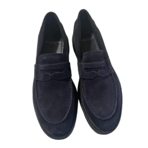 Svarta loafers i mocka från Vagabond  - Stilrena svarta loafers i mocka från Vagabond, modell Alex W. Skorna har klassisk design med rund tå och platt sula, dekorativ detalj på ovansidan. Helt oanvända! Nypris 1300kr. 