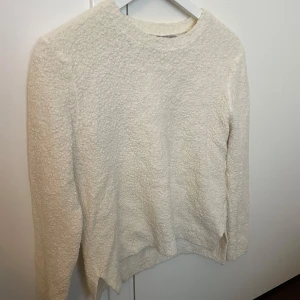 Vit bouclétröja från Tiger of Sweden - Jättefin tröja från Tiger of Sweden - perfekt till sommarkvällarna 