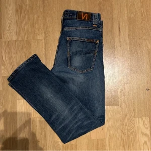 Nudie jeans Grim Tim  - Säljer nu dessa Nudie grim Tim’s i utmärkt skick, nypris ligger på ungefär 1500-1900kr. Mitt pris 499. Storleken är 31/32, skriv för funderingar 