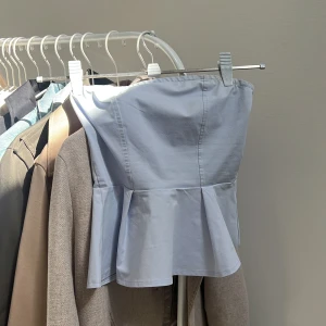 Bandå topp - Ljusblå bandå topp med volang från hm, i princip nyskick 