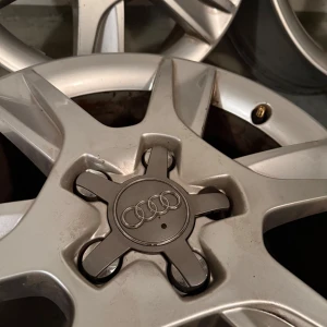 Fälgar till Audi A3 - Säljer Audi a3 färgar original har använda dom bara en säsong.