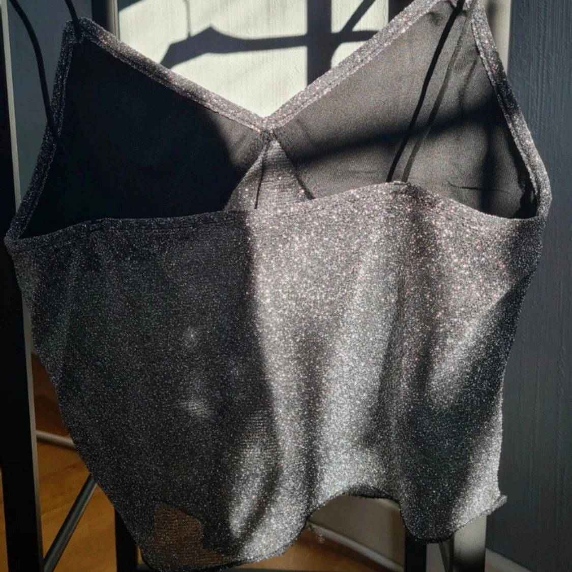 Glittrig linne-topp med smala axelband - 2