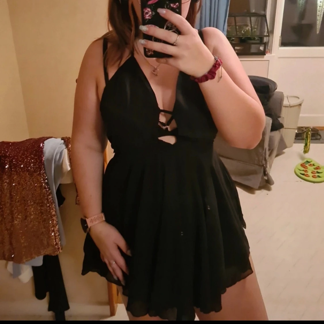 Svart kort klänning med v-ringning och smala axelband