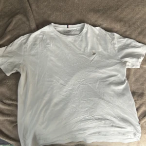 Tisha U.S. Polo Assn. -  vit t-shirt från U.S. Polo Assn. med liten broderad logga på bröstet. Tillverkad i 100% bomull och har rund halsringning samt korta ärmar. Perfekt basic-plagg med diskret detalj vid kragen.