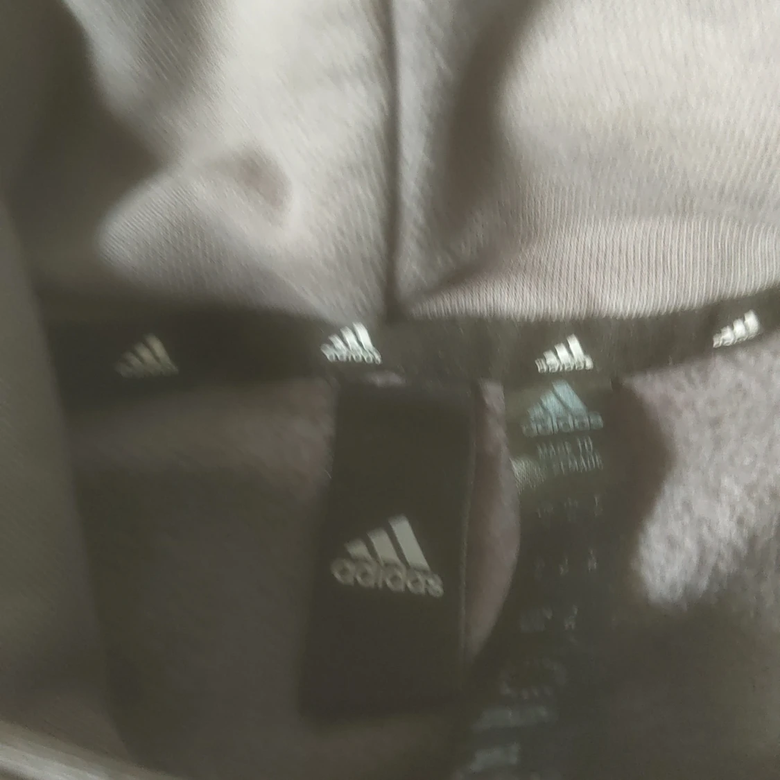 Grå hoodie från Adidas - 2