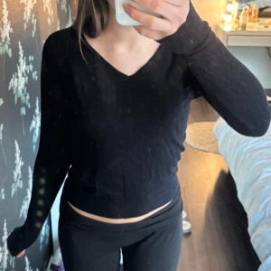 Svart tight tröja - En svart tight tröja i tunt stickat material! Från lager 157, i fint skick men lite nopprig. I storlek S