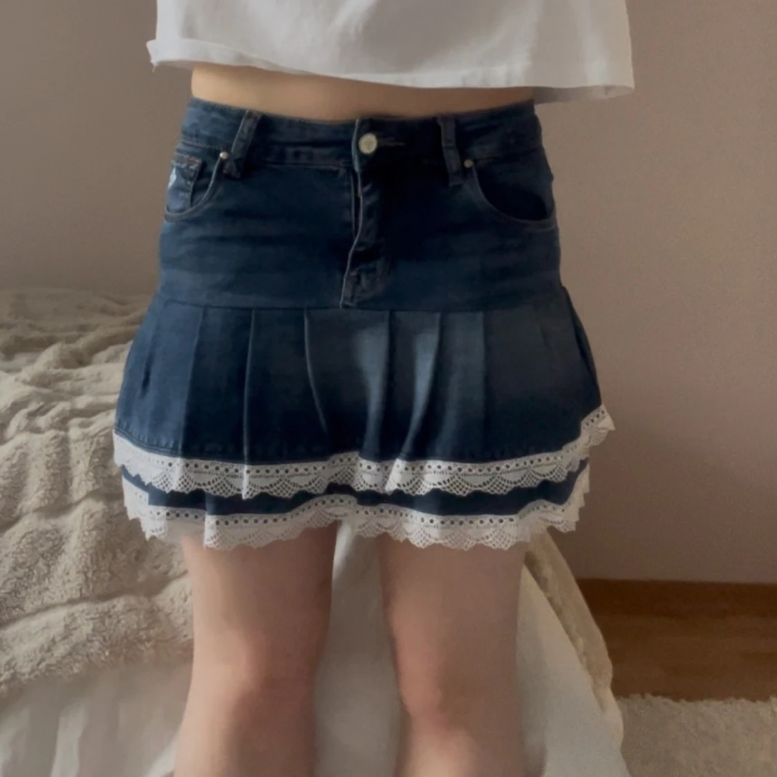 Mörkblå jeanskjol med spetskant - 2