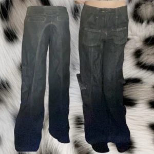 Urban outfitters byxor  - Fina baggy urban outfitters byxor❤️ totallängd: 91cm, midjan: 34x2cm (den e strechig), innerbenslängden: 62cm, benöppningen: 24x2cm❤️de är bara att skriva om du har frågor😊