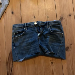  Jeans shorts  - Ett par jätte fina lågmidjade Jeans Shorts från guess 