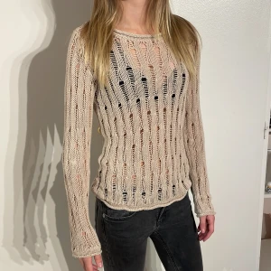 Beige stickad tröja med hålmönster - Säljer mikeal kors tröja | skick 9/10 | strl XXS |   | Hör av dig vid minsta fråga eller fundering!!