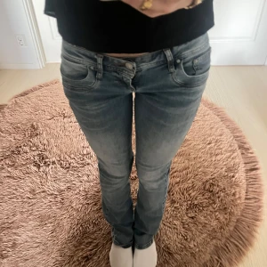 ljusblå ltb jeans - säljer mina ljusa ltb jeans i storlek 26/34!! lånade bilder men kontakta så skickar jag fler nypris 900