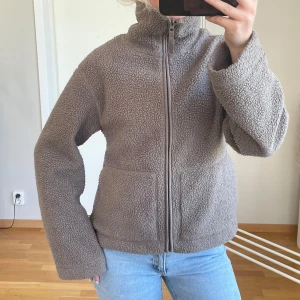 Teddyjacka - Brun teddy jacka från H&M i storlek S ✨😇