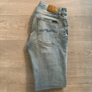 Nudie Jeans - Riktigt snygga Nudie Jeans i mycket bra skick med mycket detaljer. Storlek W32/L34. Skriv vid minsta fundering.