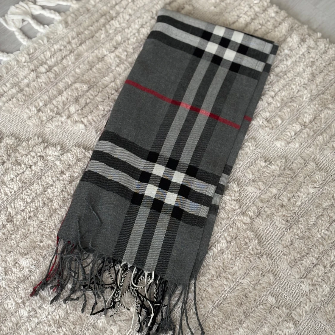 Grå rutig halsduk med fransar - 1