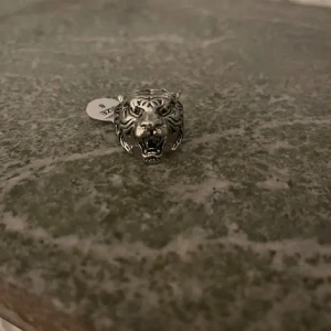 Silverfärgad ring med tigerhuvud - Silverring med tiger💖💖💖 Köp nu