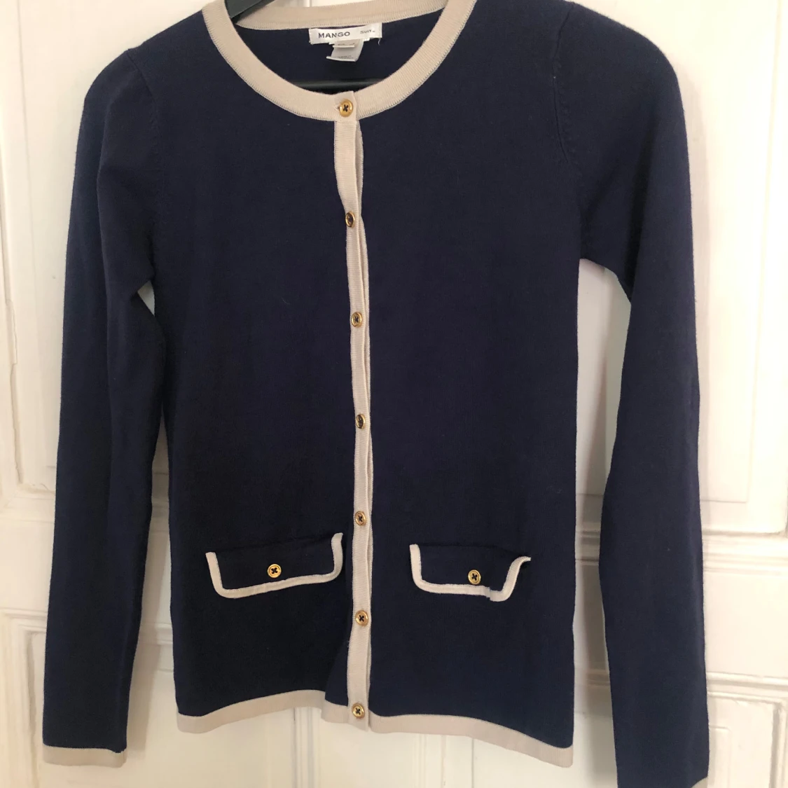 Mörkblå kofta med beige detaljer från Mango