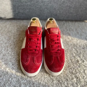 Valentino Flycrew - Hej! Säljer nu dessa Valentino Flycrew skor. Garanterad äkthet! Mycket bra skick. Box, dustbag, extra snören, kort och tre extra nitar medföljer vid köp. Tre nitar är replacement och därav skickas tre extra med. Hör av dig vid frågor eller funderingar!