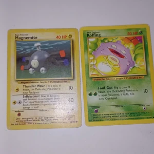 Magnemite, Koffing  - Två stycken fina kort som jag har haft länge. Dom har små skråmor men inget man märker direkt perfekt för pokemon fans. 