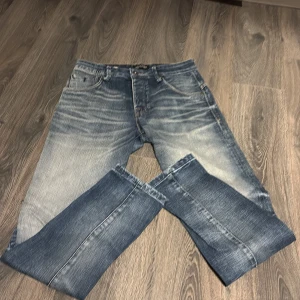 Blå jeans från Jack & Jones - Säljer ett par klassiska blå jeans från Jack & Jones comfort fit Mike. Jeansen har fem fickor, normal passform och snygga designer framtill. Perfekta för en avslappnad stil. Storlek W28 L32. Hör gärna av er vid frågor och funderingar.