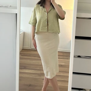 Mönstrad kortärmad skjorta från Etam - Säljer en kortärmad skjorta från Etam med små geometriska mönster i olika färger. Skjortan har en klassisk krage, knäppning framtill och en avslappnad passform. 