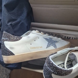 Golden Goose Glitter Star Silver/White - Kvitto finns! Om ni vill heta carför jag säljer 2 par o pris osv skriv ett meddelande men de är äkta! Köpta på Sneakersnstuff i Stockholm. Storlek 38 men passar 37 och 39. Skickas ALLTID samma dag (Innan 20.30). Skriv vid fler bilder 📷