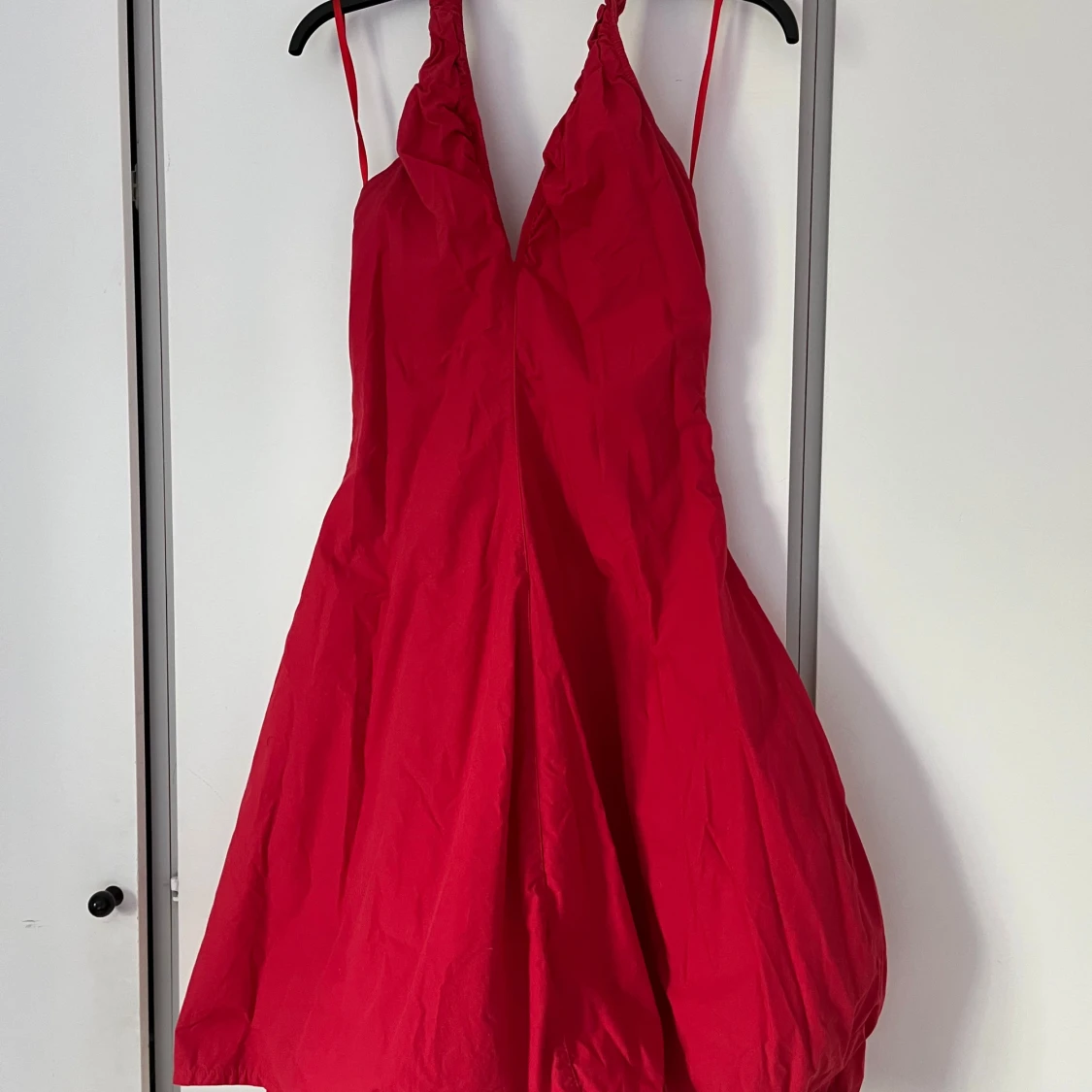 Röd klänning med ballongkjol - 2