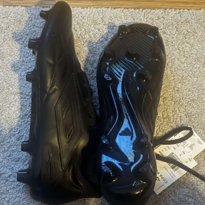 Svarta Adidas Copa Pure.1 FG fotbollsskor - Säljer ett par helsvarta Adidas Copa Pure.1 FG. Aldrig använda, äldre modell men bara legat. Priset kan diskuteras 