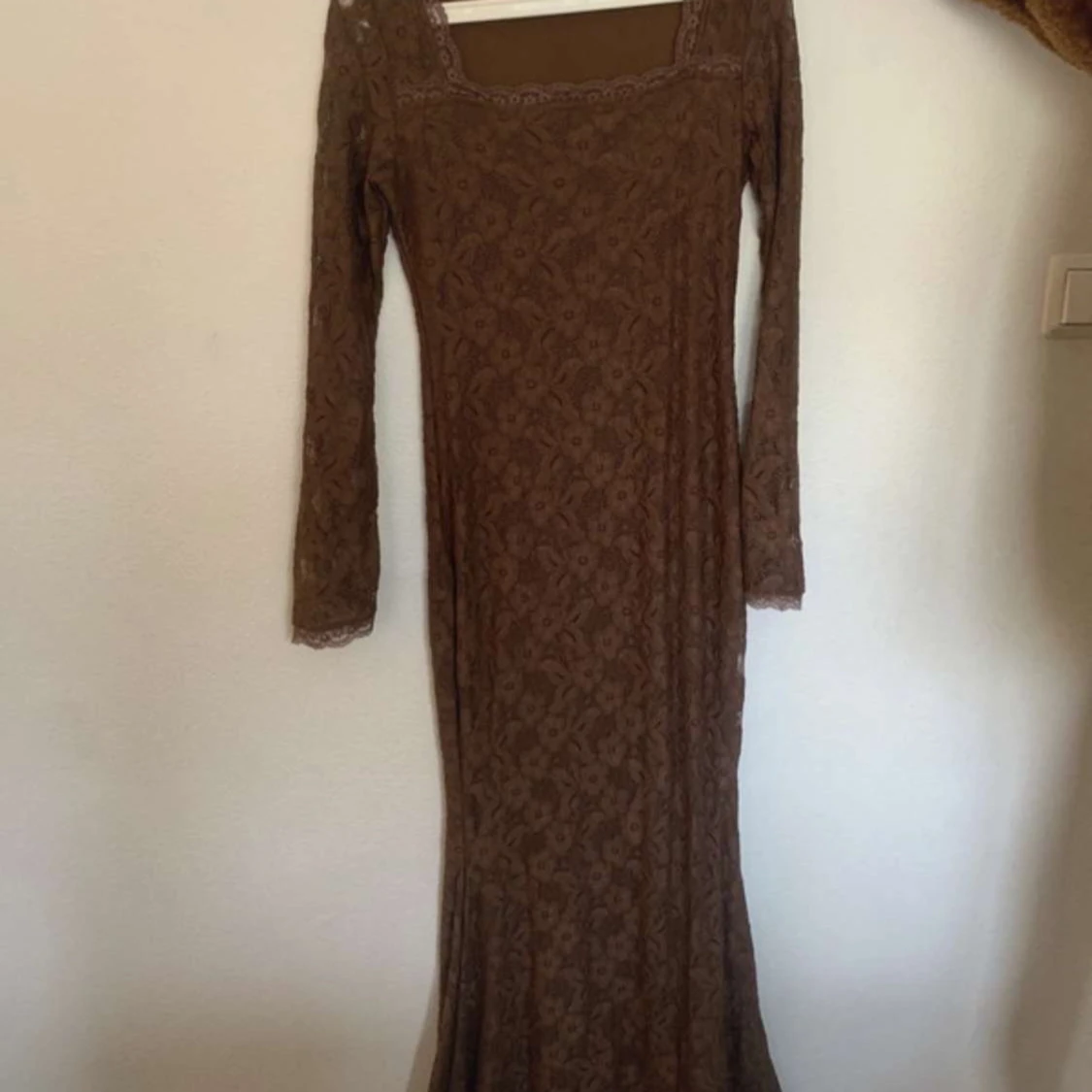 Brun långklänning i spets med blommönster - 2