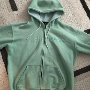 Capeesh zip  - Säljer nu iväg min capeesh zip i storlek S då den inte kommer till användning, finns tecken på användning och lite små noppig. Men ger ett bra helhetsintryck. Skriv vid minsta funderingar. Pris kan diskuteras.